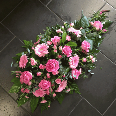 Pink Single Ended Spray - Pink Rose & Germini Single Ended Spray
A beautiful pink and white single ended spray. Roses, Chrysanthemums, Carnations and Germini sit perfectly alongside variegated red and lime Dracaena, Aralia leaves, Cocculus, Salal and Veronica

Hand delivered by your local florist in Bury St Edmunds by Susettes Flowers.