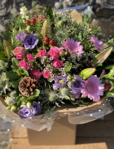 Cottage garden hand tied - A beautiful country style bouquet of stunning mixed foliages and gorgeous blooms create a perfect gift for any occasion.