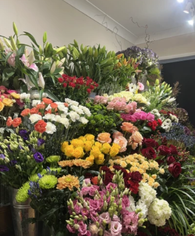 Florist choice hand tied - Let our experienced florists create a beautiful design from the freshest blooms and extensive flower choice providing a truly exquisite gift for any occasion.