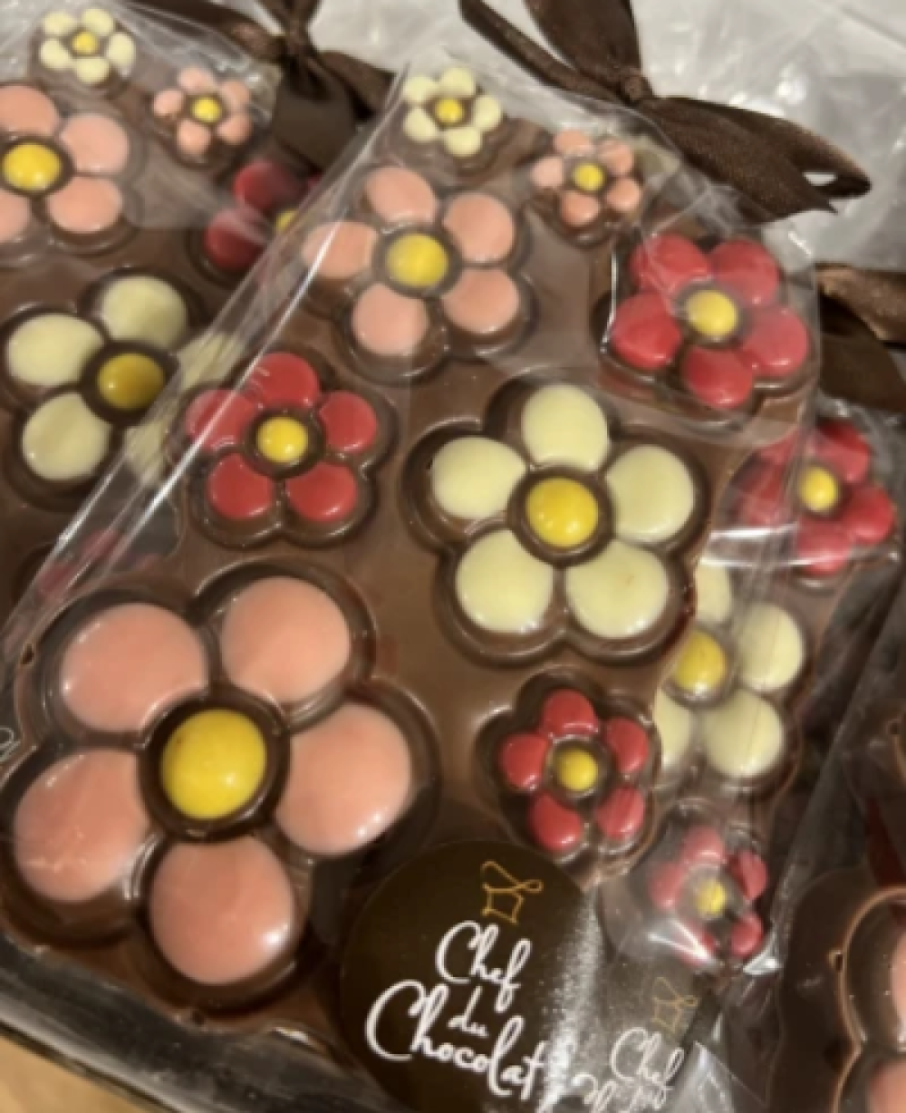 Milk chocolate flowers bar